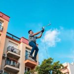 ¿Puede un vecino colocar una antena parabólica en la fachada?